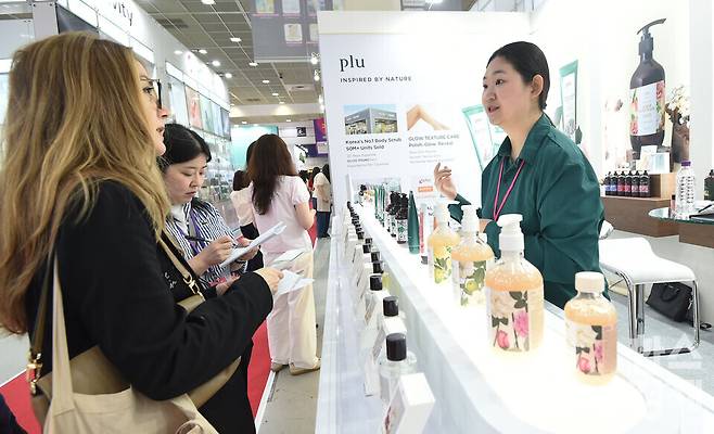 27일 서울 강남구 코엑스에서 막을 올린 2026 코스모뷰티서울(제40회 서울국제화장품·미용산업박람회)에서 해외바이어가 plu 부스서 제품 설명을 듣고 있다./ 이호형 기자 leemario@sporbiz.co.kr 2026.05.27