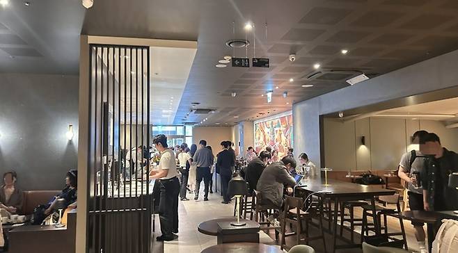 ▲지난 21일 오후 서울 강남역 인근 오피스 건물 내에 입점해 있는 한 스타벅스 매장에 직장인들의 주문 대기줄이 평소와 같이 이어져 있다. 사진=김혜민 인턴기자