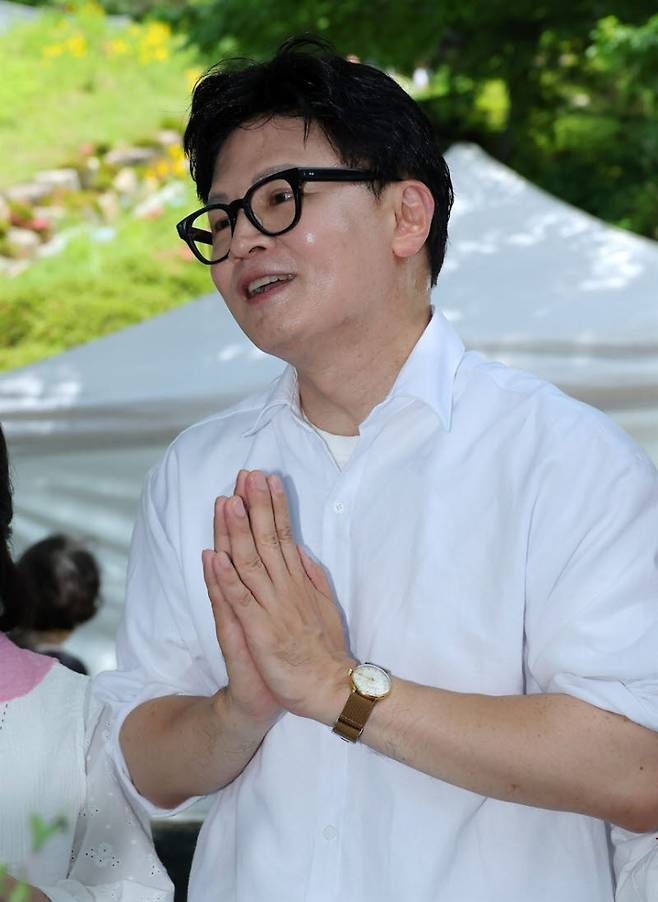 무소속 한동훈 부산 북갑 국회의원 보궐선거 후보가 24일 오후 부산 사상구 운수사를 찾아 불자들과 합장하고 있다. 사진=연합뉴스