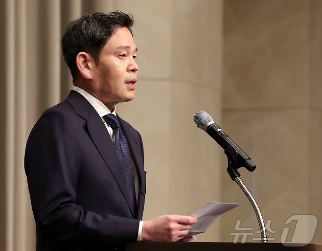 정용진 신세계그룹 회장이 26일 오전 서울 강남구 조선팰리스에서 열린 기자회견에서 스타벅스 '탱크데이' 논란 관련 대국민 사과를 하고 있다. 2026.5.26 ⓒ 뉴스1 김진환 기자