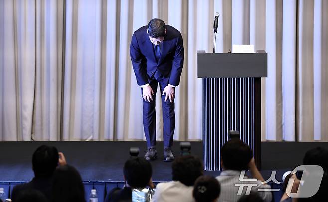 정용진 신세계그룹 회장이 26일 오전 서울 강남구 조선팰리스에서 열린 기자회견에서 스타벅스 '탱크데이' 논란 관련 대국민 사과를 하고 있다. 2026.5.26 ⓒ 뉴스1 구윤성 기자