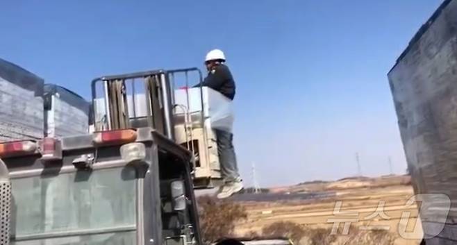 전남 나주시의 한 벽돌공장에서 외국인 노동자를 인권유린한 장면이 담긴 영상의 한 부분(전남이주노동자인권네트워크 제공. 재판매 및 DB 금지)