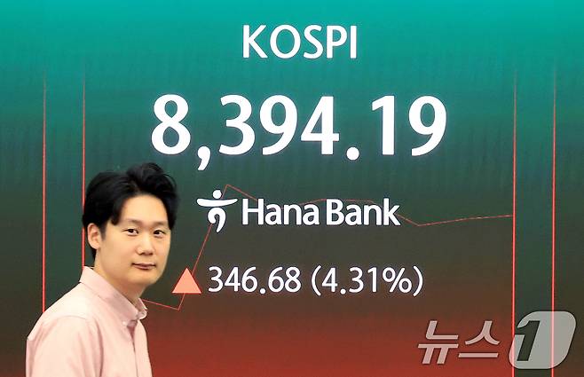 27일 서울 중구 하나은행 딜링룸 현황판에 코스피 등 증시가 표시되고 있다. 이날 코스피는 전날보다 194.61포인트(2.42%) 오른 8242.12로 출발했다. 2026.5.27 ⓒ 뉴스1 이호윤 기자