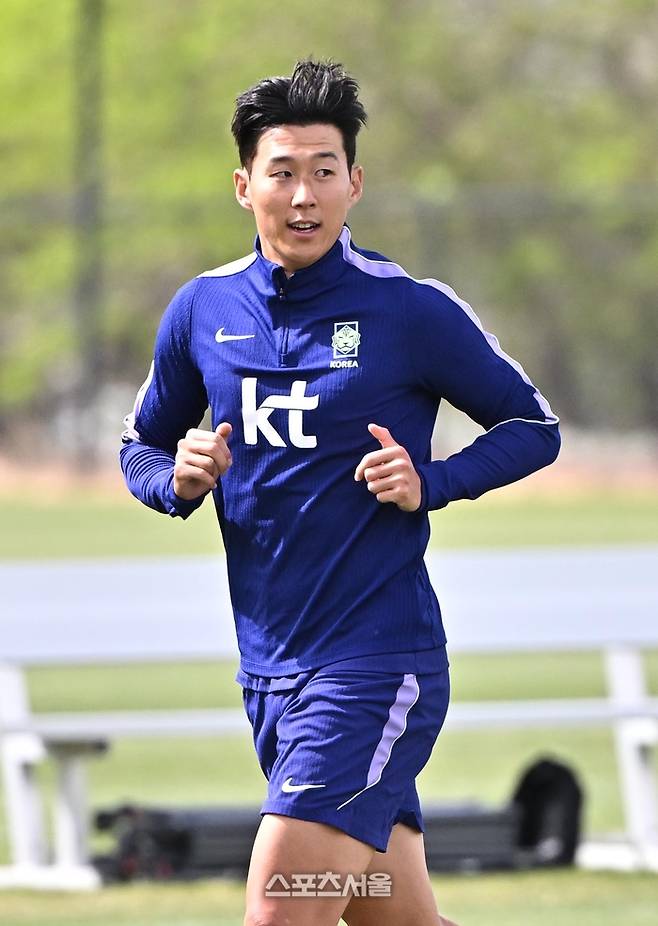 축구국가대표팀의 손흥민이 27일(한국시간) 미국 유타주 헤리먼 자이언스 뱅크 트레이닝 센터에서 러닝을 하며 몸을 풀고 있다. 헤리먼(미 유타주) | 박진업 기자 upandup@sportsseoul.com