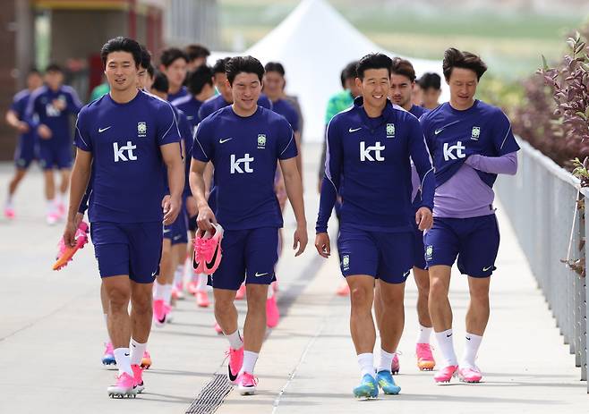대표팀 합류한 손흥민       (헤리먼[미국 유타주]=연합뉴스) 신준희 기자 = 26일(현지시간) 오후 미국 유타주 헤리먼에 위치한 자이언스뱅크 트레이닝센터에서 축구 국가대표팀 손흥민 등 선수들이 훈련을 위해 이동하고 있다. 2026.5.27      hama@yna.co.kr  (끝)      <저작권자(c) 연합뉴스, 무단 전재-재배포, AI 학습 및 활용 금지>