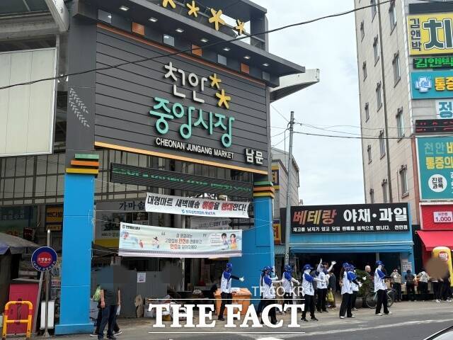 6·3 지방선거를 일주일 앞둔 시점에도 충남 최대 유권자 밀집 지역인 천안 민심은 여전히 뚜렷한 쏠림 없이 관망세를 유지하고 있다. 사진은 26일 충남 천안 중앙시장 인근 모습. /천안=김수민 기자