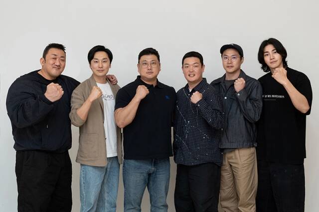 배우 마동석 서현우, 허명행 감독, 김민호 백현진 김재영(왼쪽부터)이 새 영화 '범죄도시5'로 호흡을 맞춘다. /에이비오엔터테인먼트