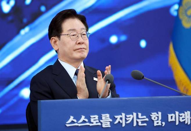 이재명 대통령이 26일 경남 창원시 진해구에서 열린 제1회 미래국방전략위원회에서 핵추진잠수함 개발 기본계획 영상 시청 후 박수치고 있다. 2026.5.26 연합뉴스