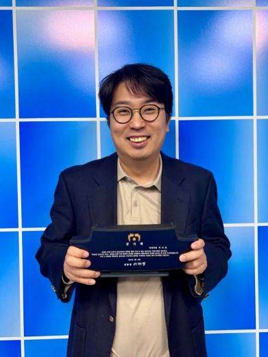 청와대는 이재명 대통령이 더불어민주당 차지호 의원에게 AI 기본사회 정책에 기여한 공로로 감사패를 수여했다고 18일 전했다. 10일 자로 수여한 감사패는 13일 청와대 정무비서관이 이 대통령을 대신해 차 의원에게 전달했다. 2026.4.18 연합뉴스
