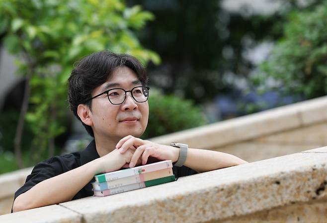 문지혁 작가는 ‘한국어 시리즈’ 3부작에 대해 “인생에 대해 아무것도 몰랐던 예술가 지망생이 어떻게 서툰 예술인이자 생활인으로서 살아가는지 보여주는 발자국”이라고 했다. / 고운호 기자