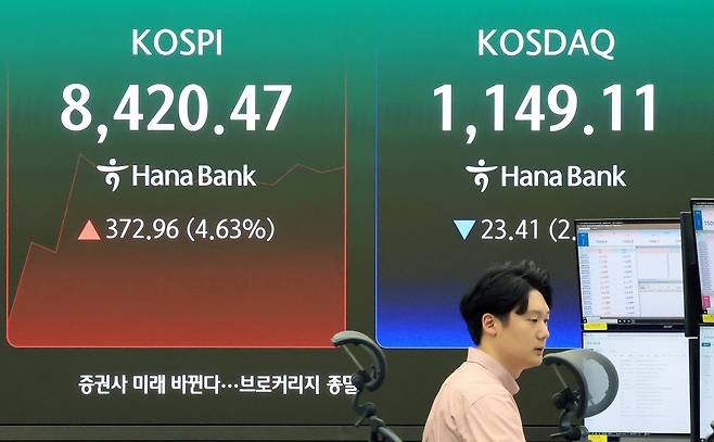 코스피가 장중 최초로 8400을 돌파한 27일 서울 중구 하나은행 딜링룸 현황판에 코스피가 표시되고 있다. /뉴스1