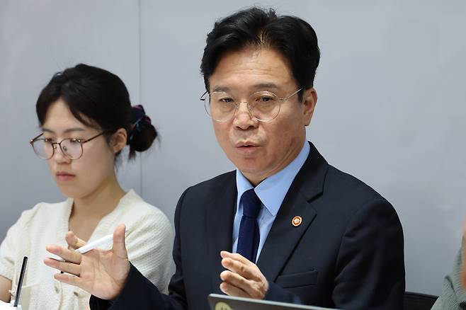 김영훈 고용노동부 장관이 27일 정부세종청사 고용노동부 기자실에서 열린 출입기자단 차담회에서 국민주권정부 1년간 이룬 성과와 삼성전자 노사문제 등 노동 현안에 대해 발언하고 있다. /연합뉴스