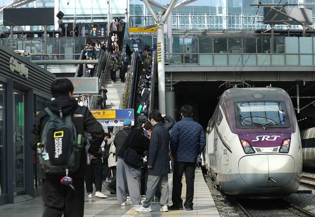 지난 2월 25일 서울역에 정차한 SRT 차량에서 승객들이 내리고 있다. [연합뉴스]