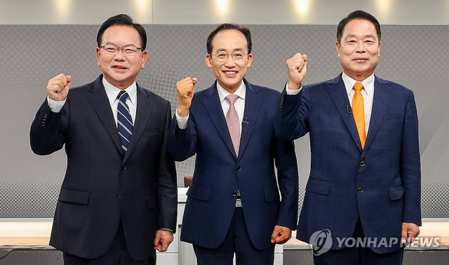 26일 대구 수성구 대구MBC에서 열린 제9회 전국동시지방선거 대구시장 후보자 토론회에서 후보자들이 시작에 앞서 기념 촬영을 하고 있다. 왼쪽부터 더불어민주당 김부겸, 국민의힘 추경호, 개혁신당 이수찬 후보. [연합뉴스]