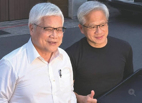 웨이저자(왼쪽) TSMC 회장과 젠슨 황 엔비디아 최고경영자(CEO). [공상시보 캡처]