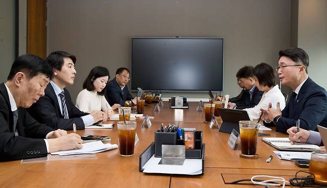 류제명 과학기술정보통신부 제2차관(오른쪽 첫번째)이 26일 오후 서울 영등포구 ThreeIFC 회의실에서 제이슨 권 오픈AI CSO를 만나 AI 보안위협 대응 등 협력방안을 논의했다. 과기정통부 제공