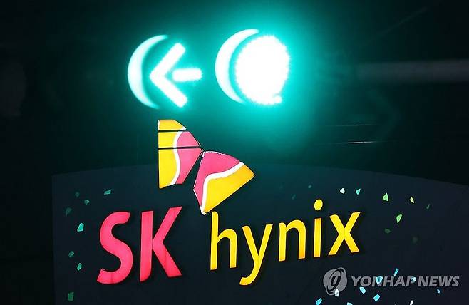 SK하이닉스가 인공지능(AI) 메모리 수요 폭증으로 D램과 낸드 가격이 높은 수준을 이어가는 가운데, 글로벌 메모리 업종 전반의 주가가 다시 평가받는 흐름을 타고 추가 상승 기대를 받고 있다. /사진=연합뉴스