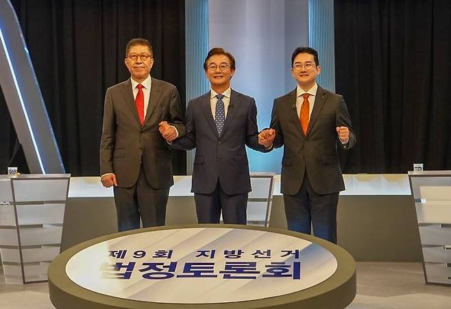 26일 오후 부산 수영구 KBS부산방송총국에서 열린 부산시선거방송토론위원회 주관 제9회 전국동시지방선거 부산시장 후보 토론회. (왼쪽부터) 국민의힘 박현준 후보,더불어민주당 전재수 후보, 개혁신당 정이한 후보가 참석했다. 2026.05.27./사진=뉴시스