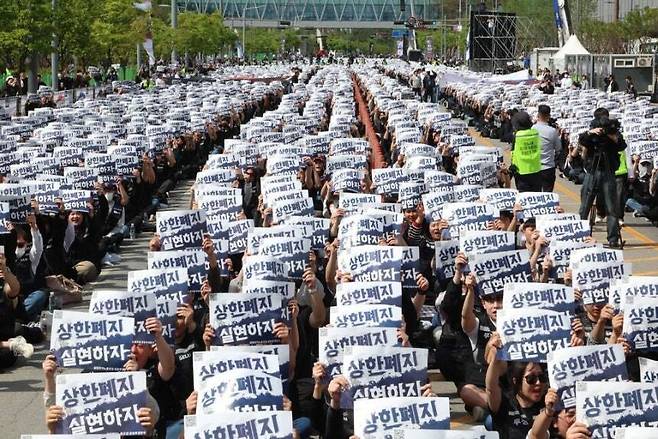 지난달 23일 오후 경기도 평택시 삼성전자 평택캠퍼스 앞에서 삼성그룹 초기업노조 노조원들이 구호를 외치고 있다. 최현수 기자 emd@hani.co.kr