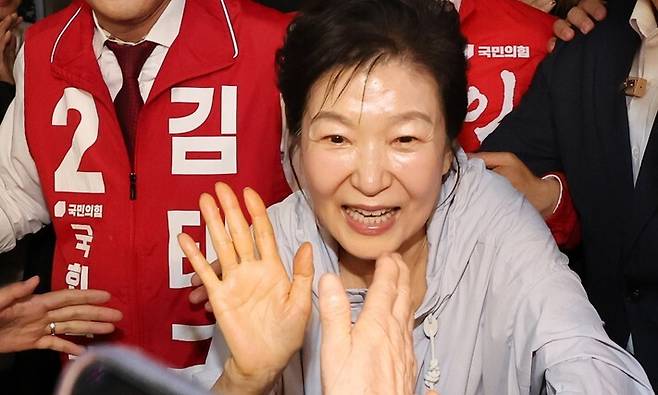 박근혜 전 대통령이 27일 울산 남구 신정시장을 방문해 시민과 하이파이브를 하고 있다. 연합뉴스