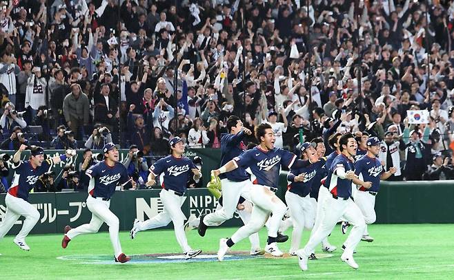 지난 3월 9일 일본 도쿄돔에서 호주를 꺾고 월드베이스볼클래식(WBC) 8강 진출을 확정지은 야구 대표팀 선수들이 그라운드로 뛰어나와 기뻐하고 있다. 도쿄=연합뉴스