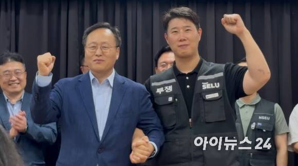 여명구 삼성전자 부사장과 최승호 초기업노조 삼성전자 지부 위원장이 지난 20일 수원 경기고용노동청에서 열린 노사 대화를 마치고 손을 맞잡고 있다. [사진=권서아 기자]