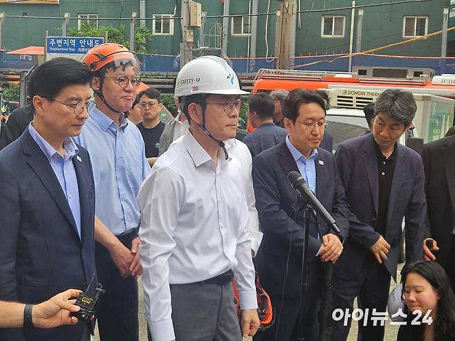 지난 26일 정원오 더불어민주당 서울시장 후보가 서울 서대문구 서소문 고가 차도 철거공사 붕괴사고 현장을 찾아 질문에 답하고 있다. [사진=홍성효 기자]