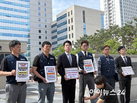 삼성전자노동조합 동행(SECU) 관계자들과 법률대리인인 강문혁 법무법인 대정 변호사(가운데)가 지난 26일 오전 8시 40분경 경기 수원시 수원지방법원 앞에서 삼성전자 임단협 잠정합의안 찬반투표 절차 중지 가처분 신청 관련 기자회견을 하고 있다. [사진=권서아 기자]