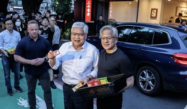 젠슨 황 엔비디아 CEO(오른쪽)와 웨이저자 TSMC 회장이 회동 후 현장에 있던 사람들에게 음료를 나눠주는 장면. [사진=대만 연합보]
