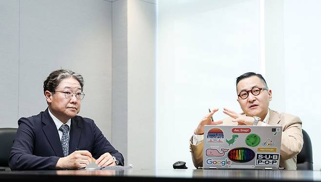 이택수 리얼미터 대표(왼쪽)와 한규섭 서울대 언론정보학과 교수가 중앙일보 사옥에서 지방선거 판세 등에 대해 토론하고 있다. 김경록 기자