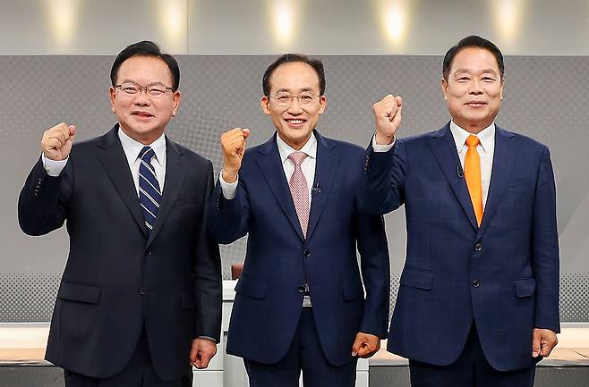 대구시장 김부겸 더불어민주당(왼쪽부터) 후보·추경호 국민의힘 후보·이수찬 개혁신당 후보가 26일 오후 대구MBC 스튜디오에서 열린 제9회 전국동시지방선거 대구시장 후보자 토론회 시작에 앞서 기념촬영을 하고 있다.