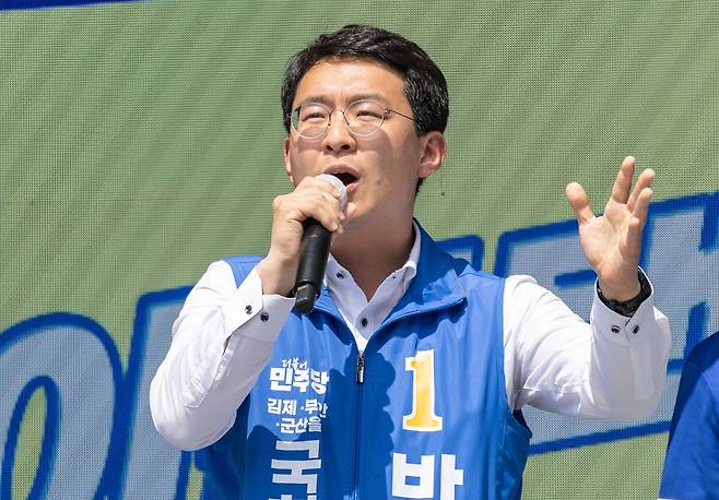 6월 3일 군산·김제·부안을 국회의원 보궐선거에 출마한 더불어민주당 박지원 후보가 25일 전북 전주시 금암동 전북대 옛 정문 앞에서 정청래 총괄상임선대위원장이 참여한 가운데 열린 유세에서 연설하고 있다. 연합뉴스