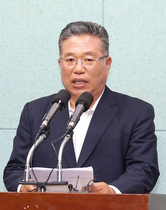 김종회 전 국회의원이 지난 8일 전북 전주시 전북특별자치도의회에서 군산·김제·부안을 국회의원 보궐선거에 무소속으로 출마하겠다고 선언하고 있다. 뉴스1