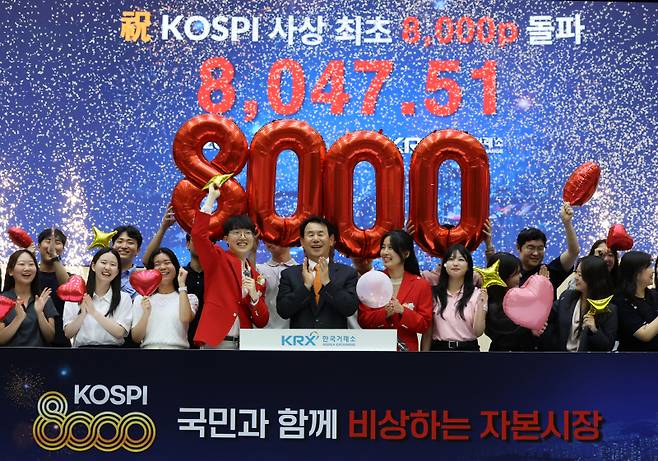 ▲ 26일 서울 여의도 한국거래소 홍보관에서 정은보 이사장과 직원들이 8000p 돌파 기념 세리머니를 펼치고 있다. 연합뉴스