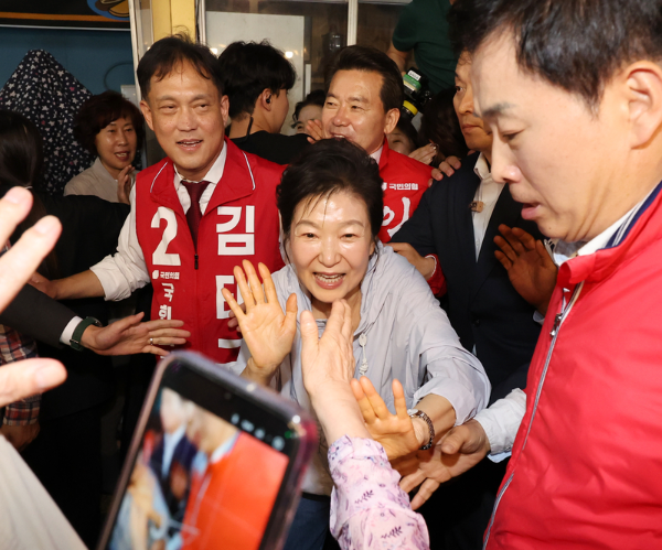 ▲ 박근혜 전 대통령이 27일 오후 울산 남구 신정시장을 방문해 시민과 인사하고 있다. 연합뉴스