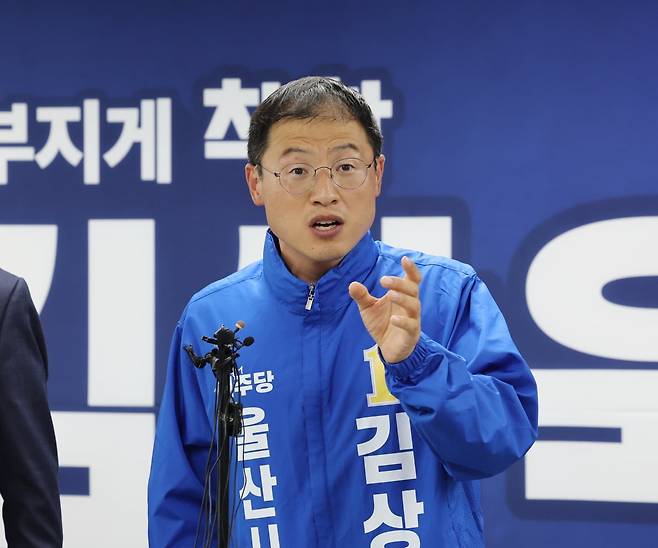 더불어민주당 김상욱 울산시장 후보가 26일 울산시 남구 자신의 선거사무소에서 진보당과의 단일화 여론조사를 새롭게 실시할 것을 제안하는 기자회견을 한 후 취재진 질문에 답하고 있다. 연합뉴스