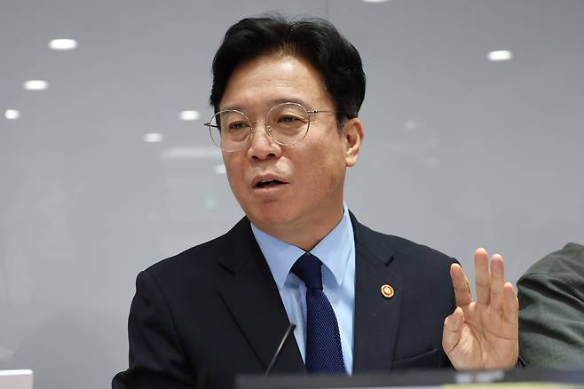 김영훈 고용노동부 장관이 27일 정부세종청사 고용노동부 기자실에서 열린 출입기자단 차담회에서 발언하고 있다. 연합뉴스