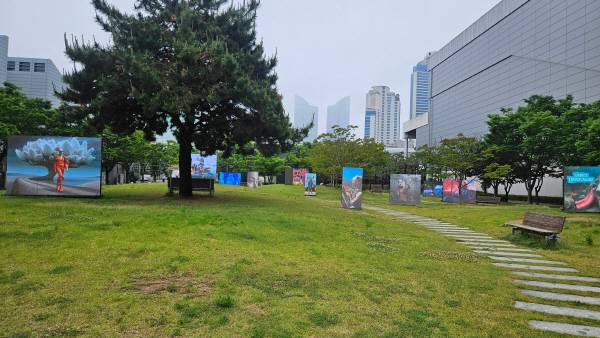 부산 해운대구 부산시립미술관 별관인 이우환공간앞에서 루프 랩 부산 전시가 열리고 있다.