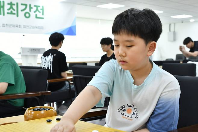 ‘천재 바둑 소년’ 유하준 1단이 프로 데뷔전을 승리로 장식하면서 하찬석국수배 본선 진출에 성공했다. 한국기원 제공