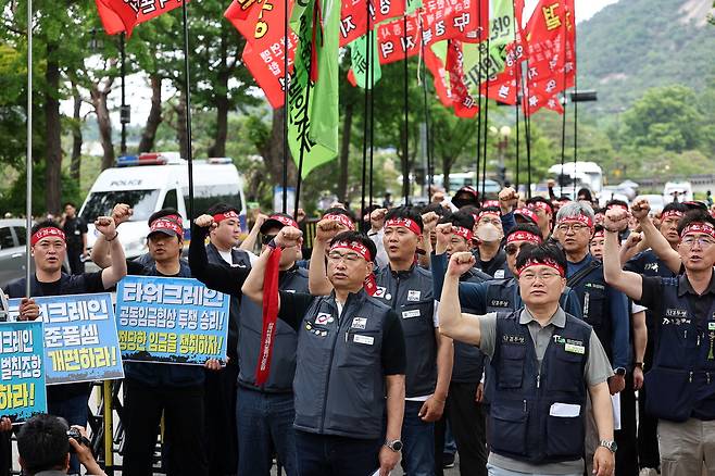 27일 청와대 사랑채 앞에서 타워크레인 노조가 총파업 선포 회견을 열고 있다. 연합뉴스