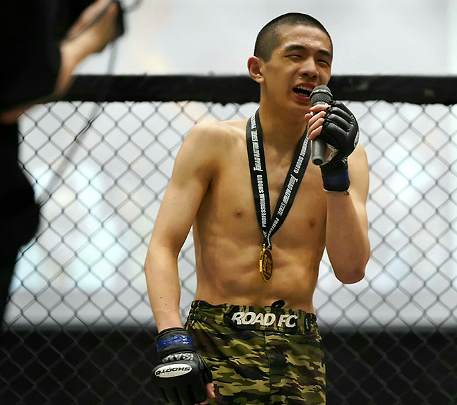 KMMA 플라이급 챔피언 문순수가 2026년 5월 일본 가가와현 다카마쓰 심볼타워전시장에서 ‘포스 23’ 메인이벤트 승리 인터뷰를 하고 있다. ‘포스’는 슈토 인정 종합격투기 프로 대회다. 사진=뽀빠이연합의원 KMMA 파이터 에이전시 제공