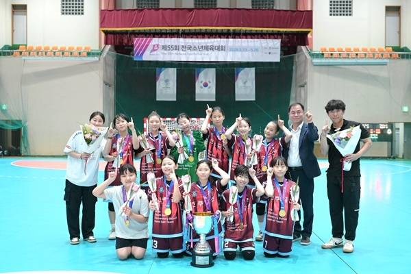 사진 제55회 전국소년체육대회 여자초등부 우승을 차지한 경남 금산초등학교