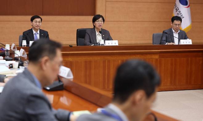 [서울=뉴시스] 김선웅 기자 = 정은경 보건복지부 장관이 14일 서울 종로구 정부서울청사에서 열린 2026년도 제3차 국민연금기금운용위원회에서 모두발언을 하고 있다. 2026.04.14. mangusta@newsis.com /사진=김선웅