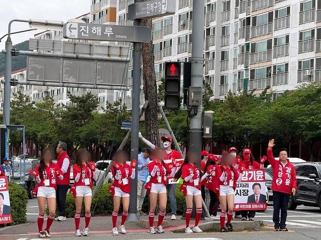 지난 23일 창원시 의창구에서 여성 선거운동원들과 강기윤 창원 시장 후보가 길거리 유세를 펼치고 있다. [강기윤 후보 SNS 갈무리]