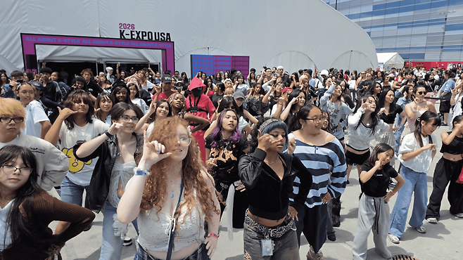‘2026 K-EXPO USA’ 프로그램 중 ‘랜덤 K-pop 댄스플레이’에 300여 명 이상의 참가자가 K-pop 음악에 맞춰 춤을 추고 있다. [콘진원 제공]