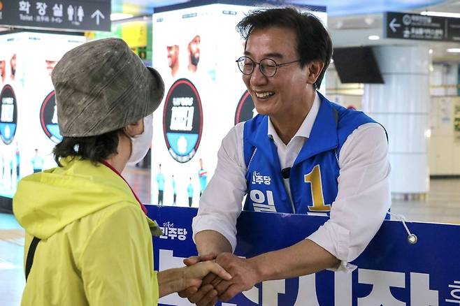 27일 선거운동 중 시민을 만나고 있는 전재수 더불어민주당 부산시장 후보 [전재수 페이스북 캡처]