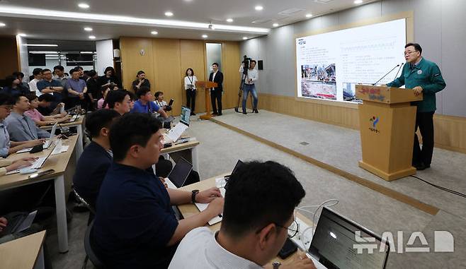 [서울=뉴시스] 박주성 기자 = 임춘근 서울시 도시기반시설본부장이 27일 오후 서울시청 브리핑룸에서 서소문고가차도 사고 발생 경위 및 향후계획을 발표하고 있다. 2026.05.27. park7691@newsis.com