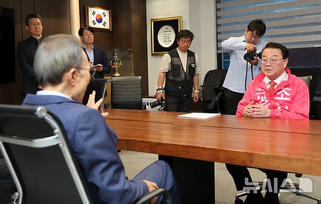 [서울=뉴시스] 황준선 기자 = 조전혁 서울시교육감 후보가 27일 오후 서울 서초구 청계재단에서 이명박 전 대통령을 예방해 대화하고 있다. 2026.05.27. hwang@newsis.com