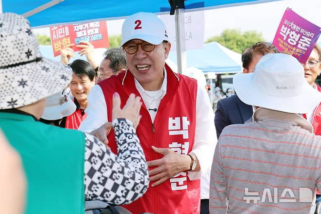 [부산=뉴시스] 하경민 기자 = 박형준 국민의힘 부산시장 후보가 25일 부산 강서구 대저생태공원 파크골프장에서 열린 부산어르신파크골프축제에 참석, 참가자들과 인사하며 지지를 호소하고 있다. 2026.05.25. yulnetphoto@newsis.com