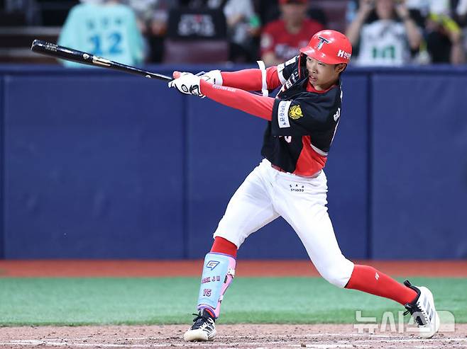 [서울=뉴시스] 이영환 기자 = 26일 오후 서울 구로구 고척스카이돔에서 열린 2026 프로야구 KIA 타이거즈와 키움 히어로즈의 경기, 5회초 1사 2,3루에서 KIA 박재현이 1타점 안타를 날리고 있다. 2026.05.26. 20hwan@newsis.com